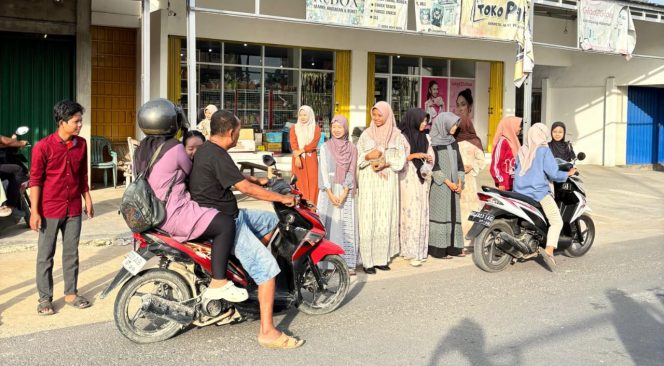 
 SMAN 1 Semendawai Suku III Berbagi Takjil di Bulan Penuh Berkah