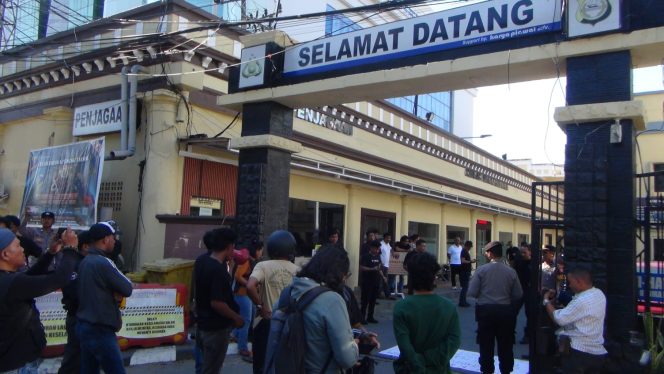 
 Mahasiswa Sul-Sel Geruduk Polisi : Soroti Mobil DD 888 DS dan Dugaan Tangkap Lepas Narkoba?