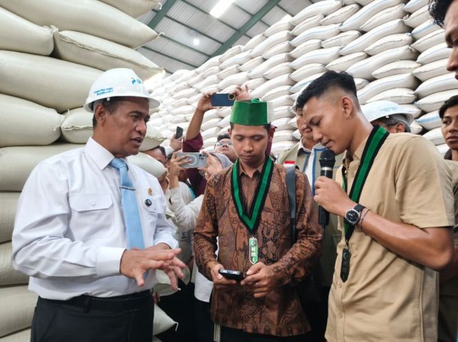 
 HMI Surabaya Kawal Ketahanan Pangan, Dampingi Mentan Sidak Gudang Bulog di Sidoarjo