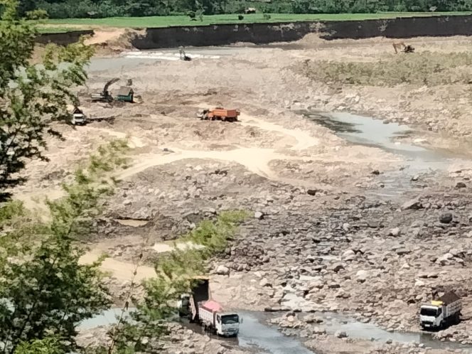 
 Merasa Kebal Hukum, Aktivitas Penambangan Ilegal di Sungai Jeneberang Terus Berjalan, APH Tutup Mata?